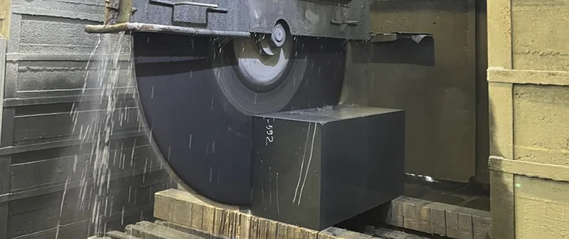 Распил гранитного блока дисковой пилой