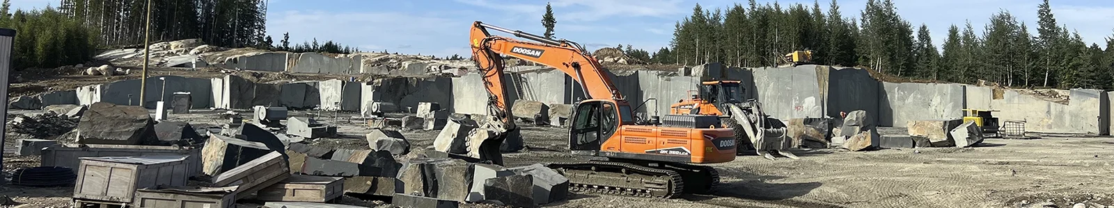 Буровая техника на гранитном карьере